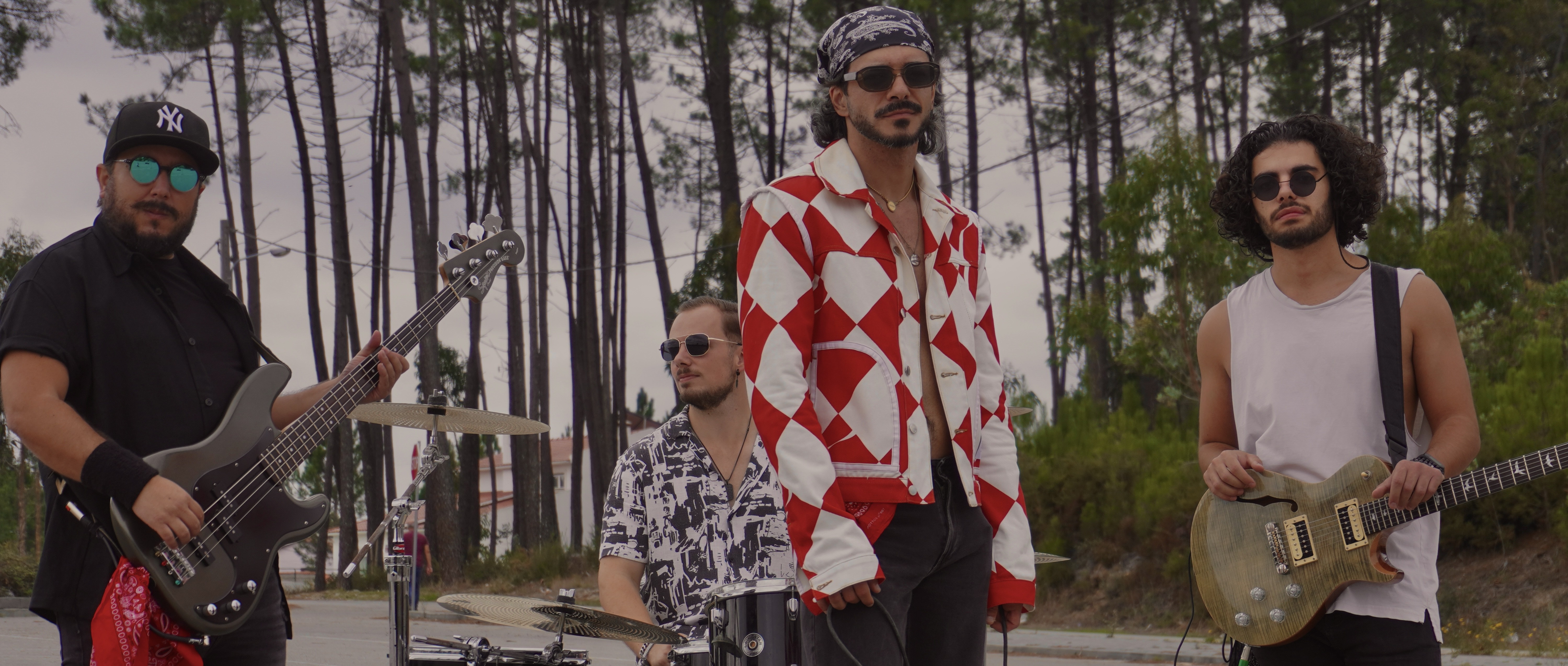 FIRST MAN LIVING - MúSICA